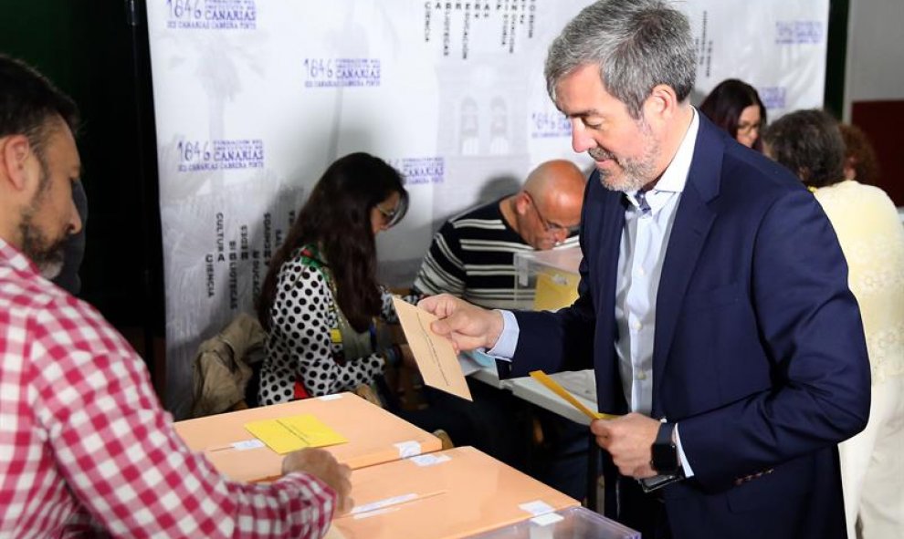 El candidato de Coalición Canaria-PNC a la Presidencia del Gobierno de Canarias, Fernando Clavijo, votó este domingo en el IES Cabrera Pinto de La Laguna. EFE Cristóbal García