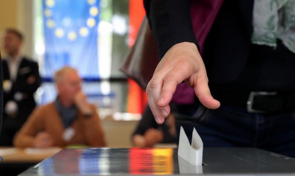 Una mujer emite su voto en las elecciones europeas en un colegio electoral en Berlín, Alemania. EFE