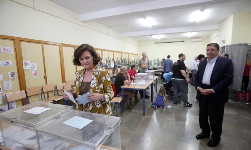 La secretaria de igualdad del PSOE y vicepresidenta del Gobierno en funciones ,Carmen Calvo, ejerce su derecho al voto en el colegio Santos Mártires de Córdoba, acompañada del ministro de Agricultura, Pesca y Alimentación, Luis Planas. EFE