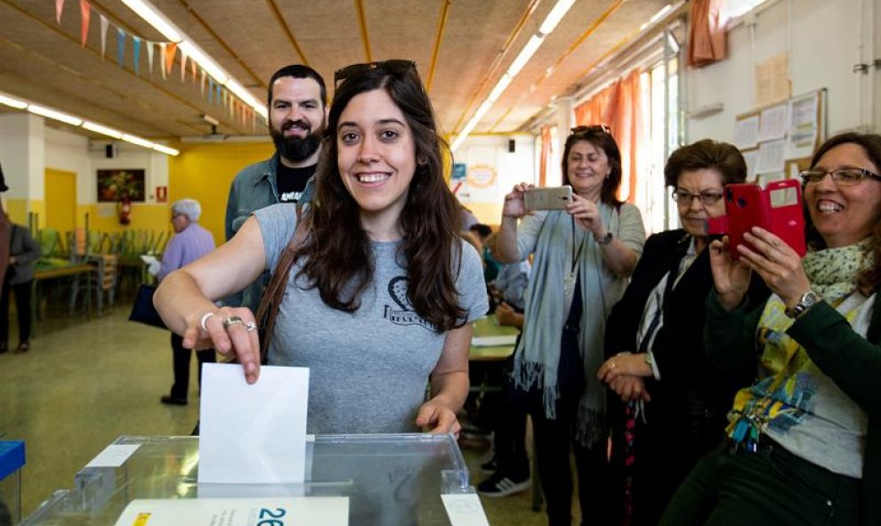 La candidata a la alcaldía de Barcelona por la CUP-Capgirem Barcelona, Anna Saliente, vota en el CEIP Mare Nostrum de Barcelona, en las elecciones municipales y europeas que se celebran este domingo. EFE