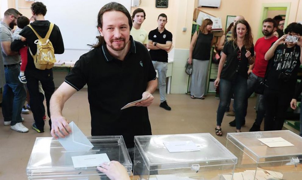 El líder de Podemos, Pablo Iglesias, ha ejercido su derecho al voto en el Colegio Público La Navata de Galapagar. EFE