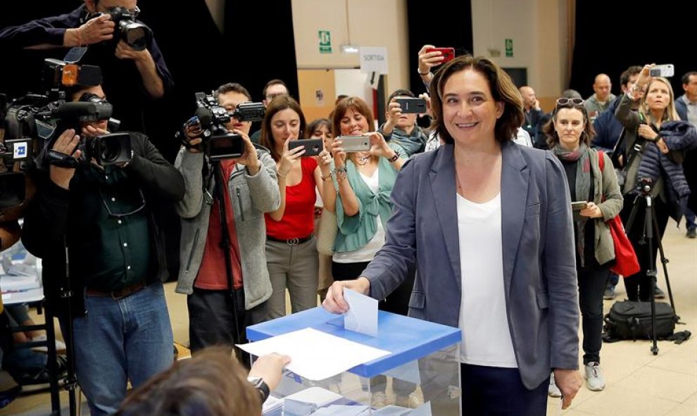 La alcaldesa y candidata de Barcelona en Comú a la reelección, Ada Colau, deposita su voto en el Centro Cívico La Sedeta de Barcelona, en las elecciones municipales y europeas que se celebran este domingo. EFE/Alejandro García