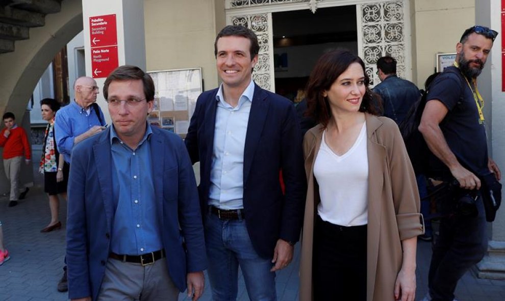 El presidente del PP, Pablo Casado, junto junto al candidato al Ayuntamiento José Luis Rodriguez Almeida y la candidata a la presidencia de la Comunidad Isabel Ayuso, tras votar este domingo. EFE