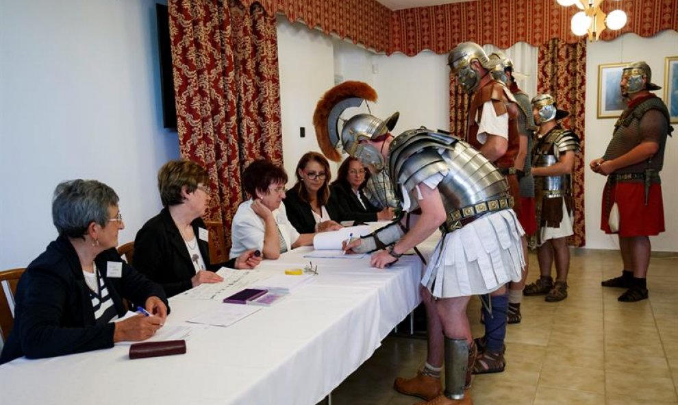 Miembros de la Fundación de Historia Cultural y Militar de Colonia Rostallo llegan a votar con trajes antiguos de legionarios romanos durante las elecciones europeas en un colegio electoral en Nemesvamos, Hungría. EFE