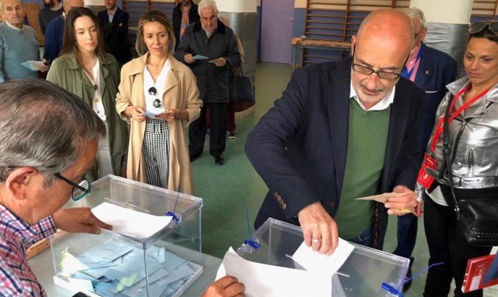 El candidato de Ciudadanos a la Presidencia de Cantabria, Felix Alvarez “Felisuco”, vota en su colegio electoral de Santander. EFE