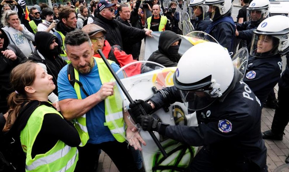 Los manifestantes que usan chalecos amarillos en Bruselas. EFE