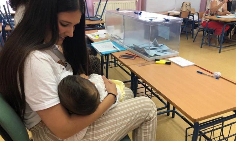 Una vecina de Arahal (Sevilla), Isabel Avilés, ha amamantado a su hijo de 10 meses en la mesa electoral en la que está como presidenta al no aceptar la Junta Electoral su recurso para no ser parte de la mesa, hoy 26 de mayo en el que recurren las eleccion