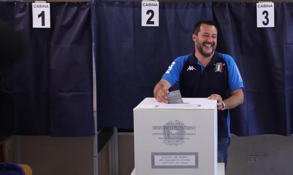 26/05/2019 - El viceprimer ministro italiano, ministro del Interior y líder del Partido Lega, Matteo Salvini, vota en un centro de votación durante las elecciones europeas en Milán, norte de Italia, 26 de mayo de 2019 (Elecciones, Italia) | EFE/EPA / Matt