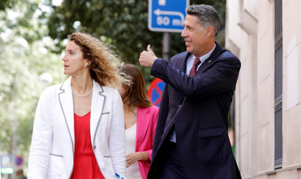 Irene González, regidora del PP, y Xavier García Albiol, candidato del Partido Popular al ayuntamiento de Badalona, a su llegada a la sede del consistorio donde hoy se constituye la nueva corporación local | EFE