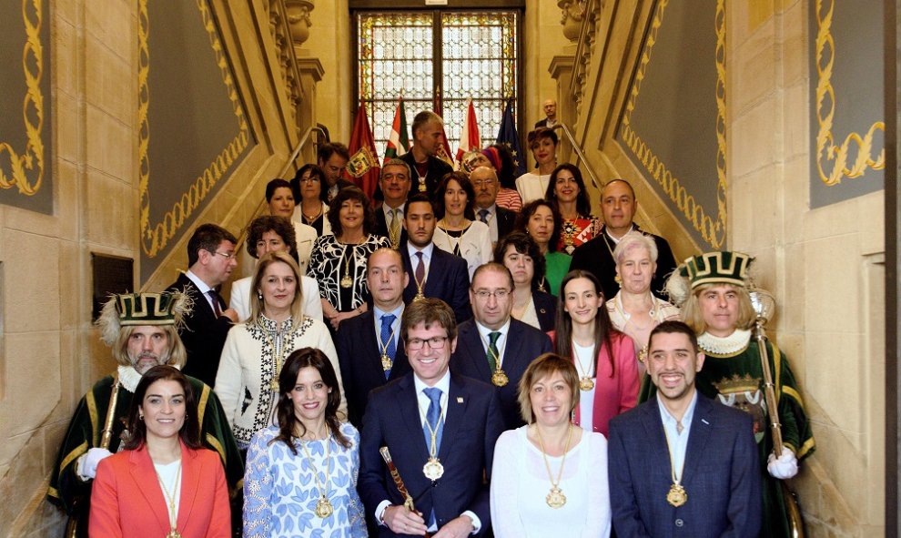 Gorka Urtaran (c), del PNV, ha sido reelegido alcalde de Vitoria este sábado en el pleno de constitución del Ayuntamiento de la capital alavesa con el apoyo de los 7 concejales de su partido y los 6 del PSE, aunque la suma de los ediles de ambas formacio