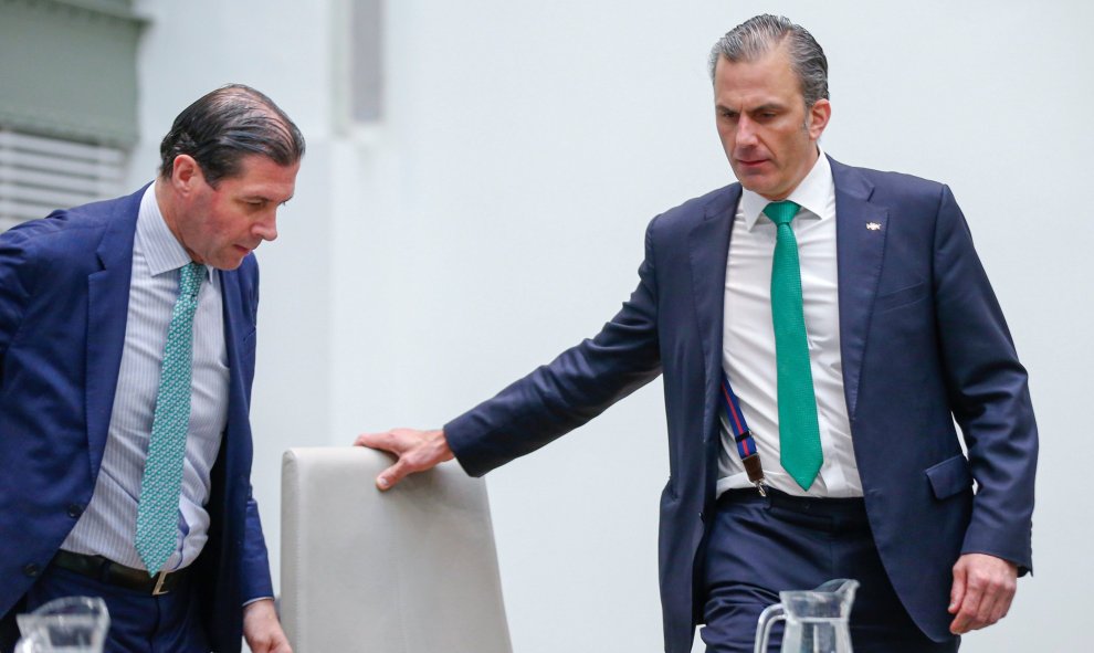 El secretario general de Vox, Javier Ortega Smith (i), y el vicesecretario jurídico de Vox, Pedro Fernández (i), poco antes del inicio de la constitución del Ayuntamiento de Madrid, este sábado en el Palacio de Cibeles. El PP y Vox han pactado la pasada m