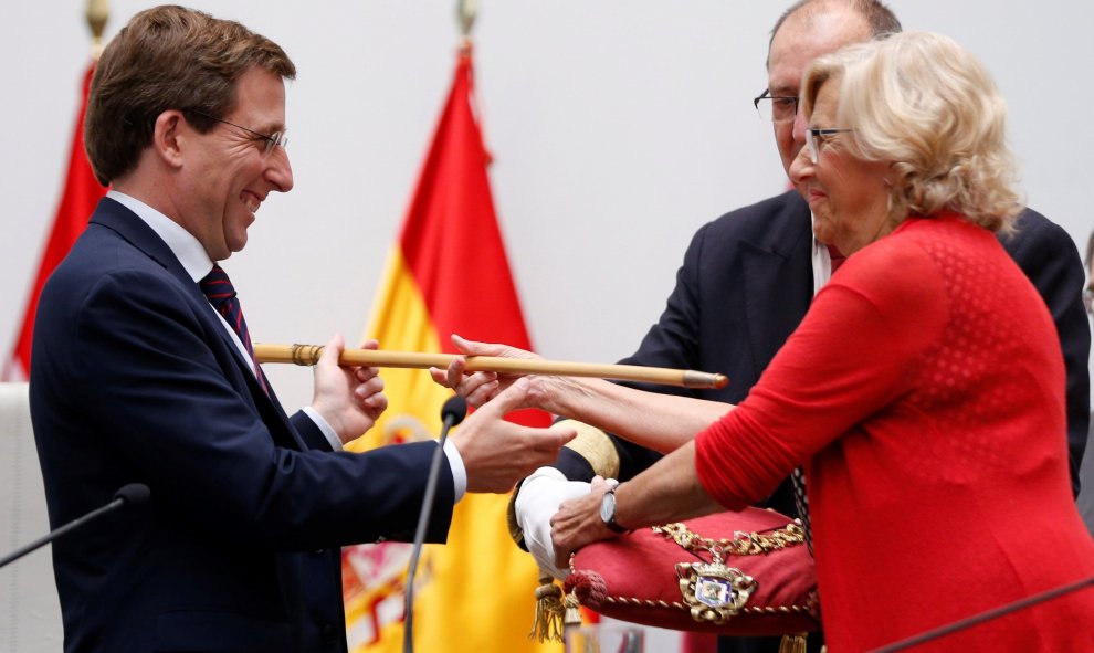 La alcaldesa en funciones del Ayuntamiento de Madrid, Manuela Carmena entrega el bastón de mando al cabeza de lista del PP al Ayuntamiento de la capital de España, José Luis Martínez Almeida tras ser proclamado nuevo alcalde de la ciudad con los votos de