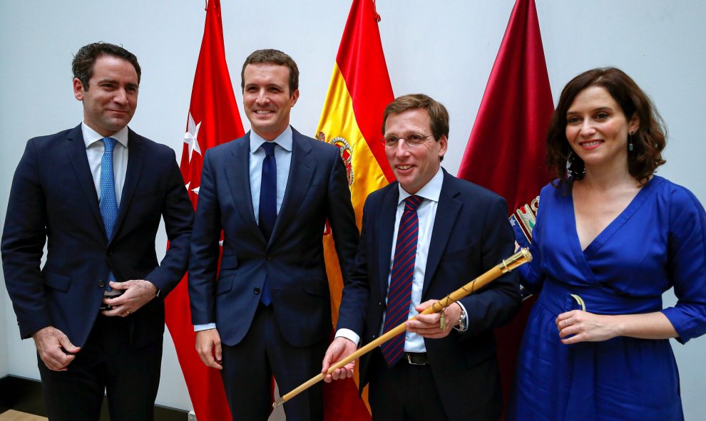 El presidente del Partido Popular, Pablo Casado (2i), el secretario general del PP, Teodoro García Egea, (i), y la candidata del PP a la Asamblea de Madrid , Isabel Diaz Ayuso (d), posan junto al nuevo alcalde de Madrid, José Luis Martínez Almeida (2d), q