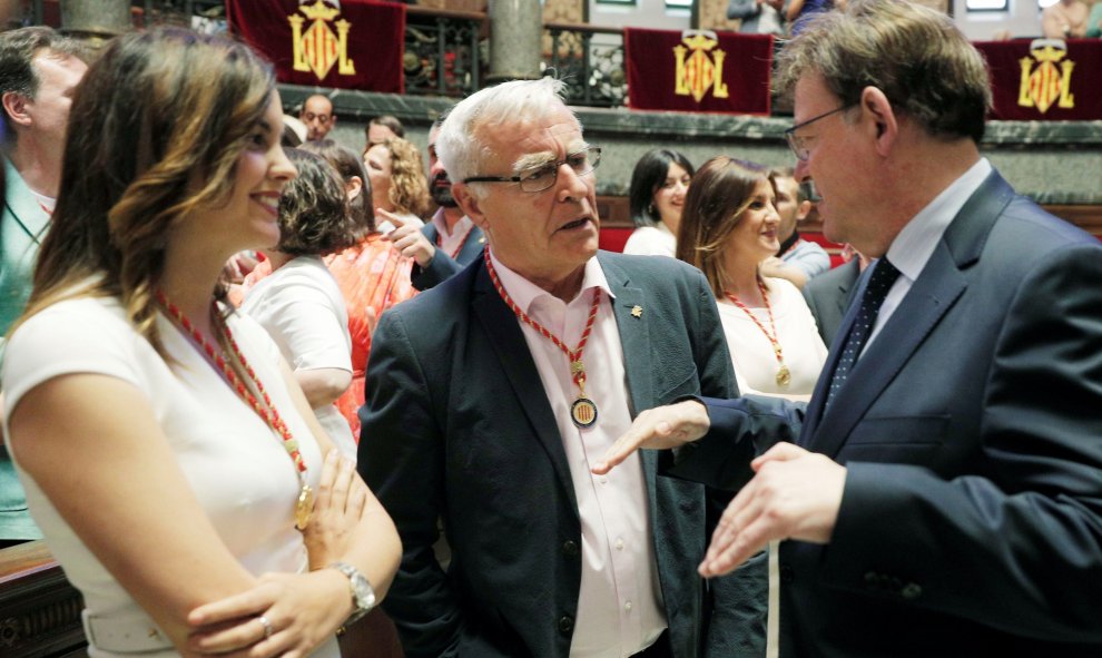 El alcalde de València, Joan Ribó (c), conversa con el president de la Generalitat, Ximo Puig, y con la portavoz socialista, Sandra Gómez, tras haber sido reelegido este sábado con el apoyo de los votos de los concejales del PSPV-PSOE, partido con el que