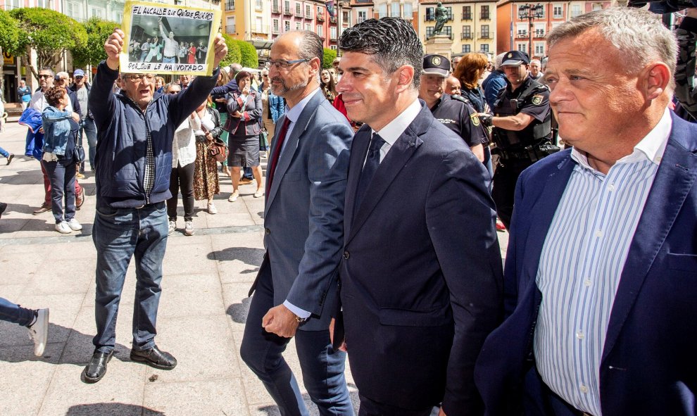 El candidato a la alcaldía de Burgos por Ciudadanos, Vicente Marañón (c) Luis Fuentes,iz., exportavoz de Ciudadanos en el parlamento de Castilla y León (i) y el diputado provincial Lorenzo Rodríguez (d),a su llegada al consistorio burgalés para asistir a