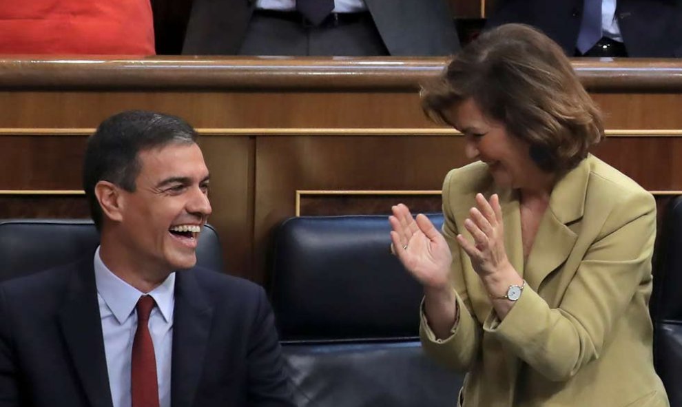 Pedro Sánchez debió quedar contento tras su discurso: así reaccionó tras su discurso de investidura mientras la bancada socialista, con la vicepresidenta Carmen Calvo al frente aplaudía. (SERGIO PÉREZ | REUTERS)