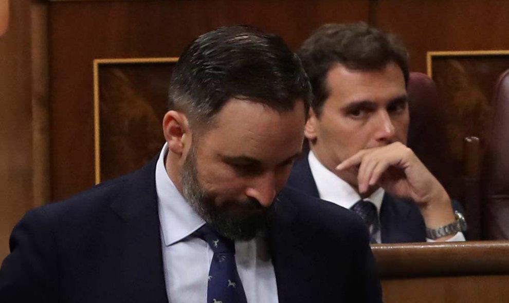 El presidente de Ciudadanos, Albert Rivera, momentos antes de la intervención del líder de VOX, Santiago Abascal. Hay miradas que lo dicen todo.(KIKO HUESCA | EFE).