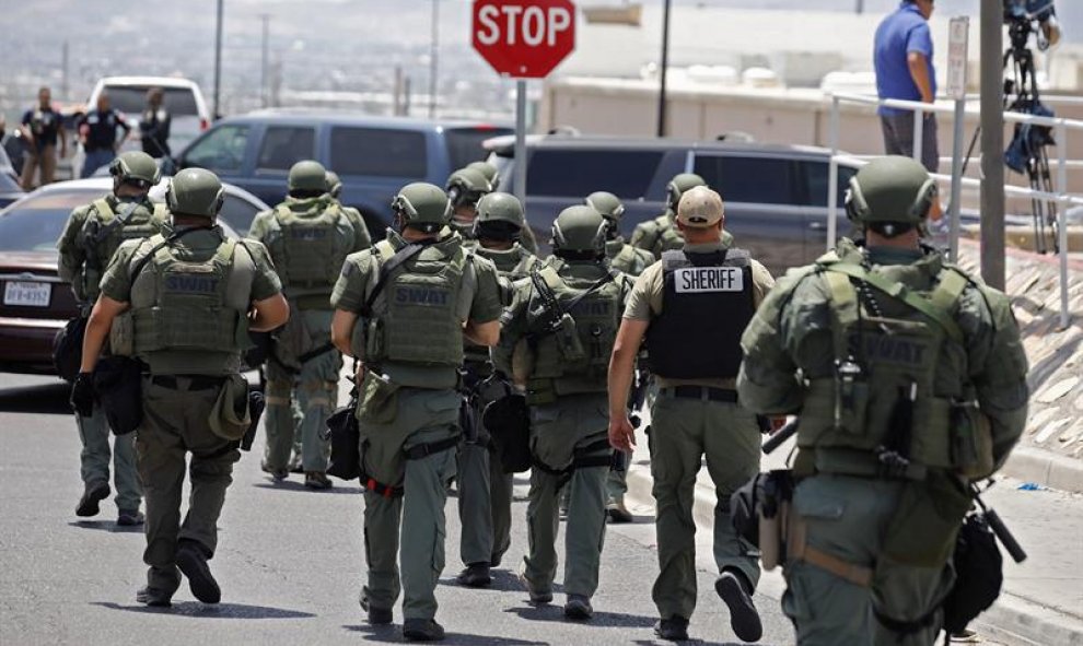 Los agentes de policía desplegándose en los aledaños del centro comercial Walmart. EFE/EPA/IVAN PIERRE AGUIRRE