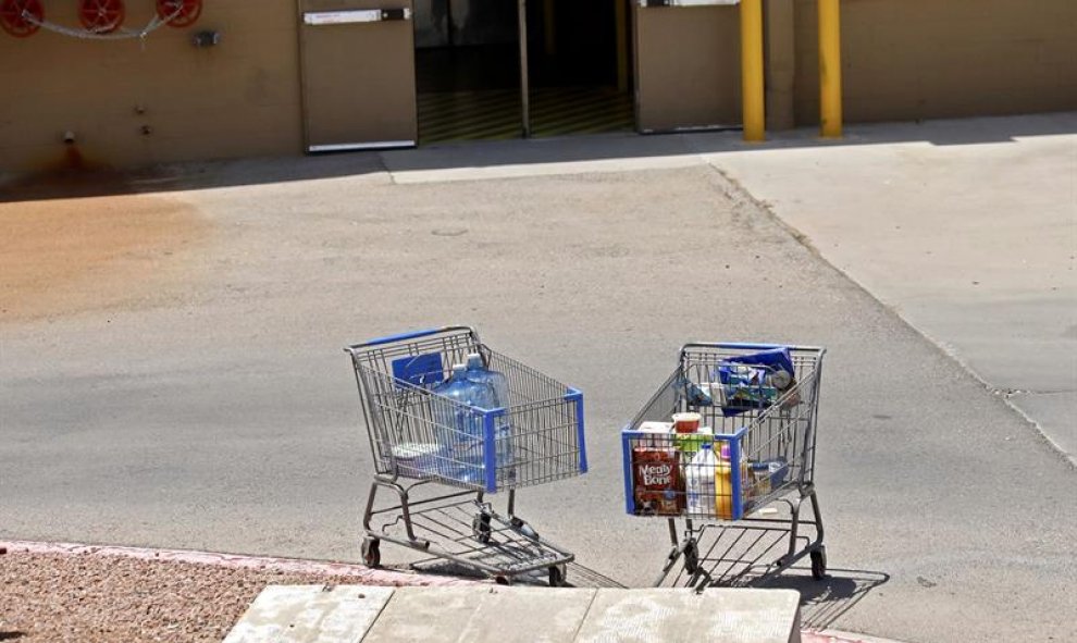 Carritos de la compra quedaron abandonados tras el tiroteo. EFE/EPA/IVAN PIERRE AGUIRRE