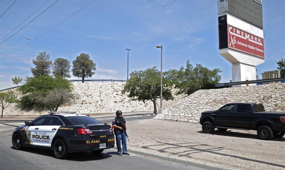 La policía custodió la zona tras el tiroteo. EFE/EPA/IVAN PIERRE AGUIRRE