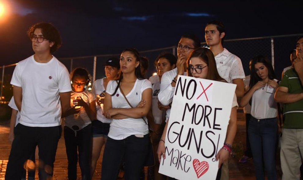 Decenas de personas oran este sábado, en la línea fronteriza de Ciudad Juárez (México), tras el tiroteo en un centro comercial de El Paso