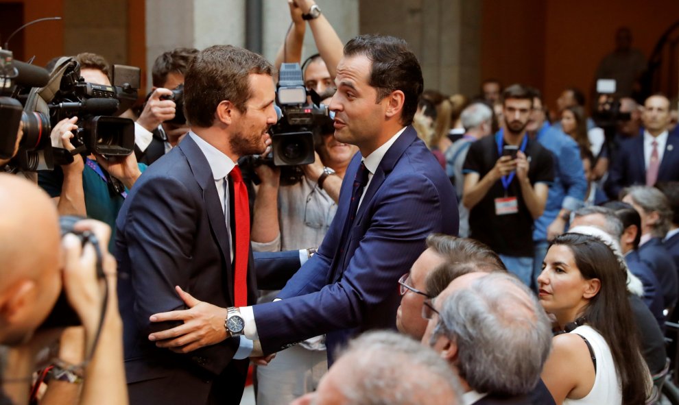 19/08/2019 - El presidente del PP, Pablo Casado, saluda al líder regional de Ciudadanos, Igancio Aguado, en presencia de la portavoz de Vox en Madrid, Rocío Monasterio, a su llegada este lunes a la Real Casa de Correos de Madrid, sede del gobierno regiona