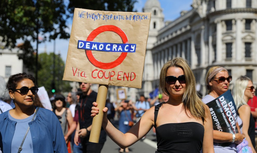 Las protestas fueron convocadas bajo el lema "Stop de Coup" ("Deter el golpe").- Vickie Flores (EPA)