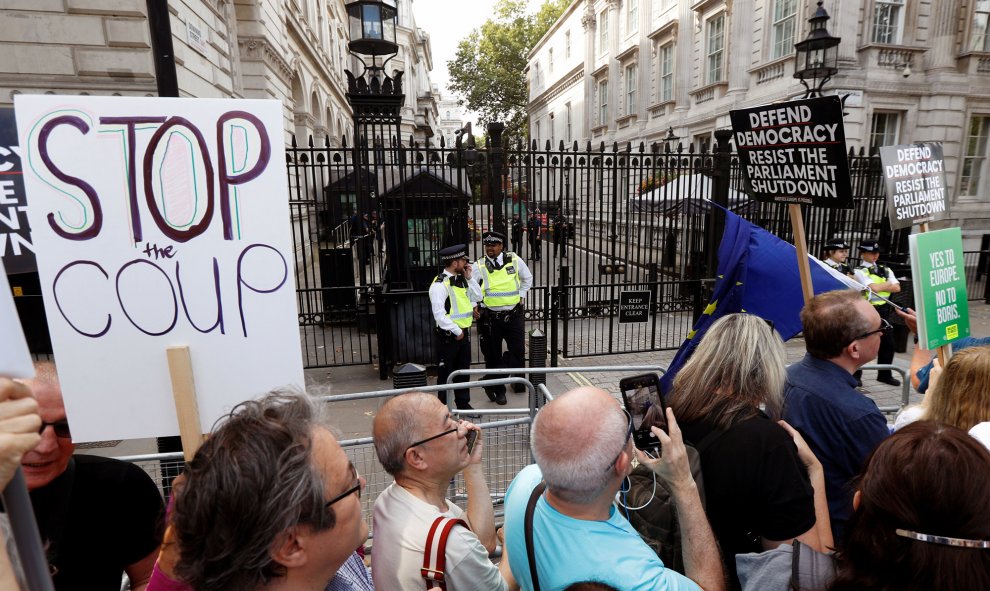 Manifestantes anti-brexit junto a las puertas de Downing Street en Whitehall.- Peter Nicholls (REUTERS)