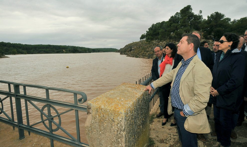 El presidente de Castilla-La Mancha, Emiliano García-Page (2d), visita junto a la ministra de Trabajo, Migraciones y Seguridad Social, Magdalena Valerio (d), el pantano de Almansa, en Albacete, afectado por el temporal. EFE/ Manu