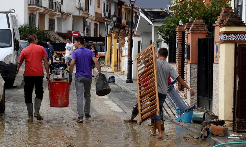 Vecinos, bomberos y Proteccion Civil achican agua en la población de Las Gabias(Granada).Las lluvias de ayer viernes y esta madrugada han dejado 347 incidencias en Andalucía, sobre todo en las provincias de Málaga y Granada y puntualmente en Almería, la m