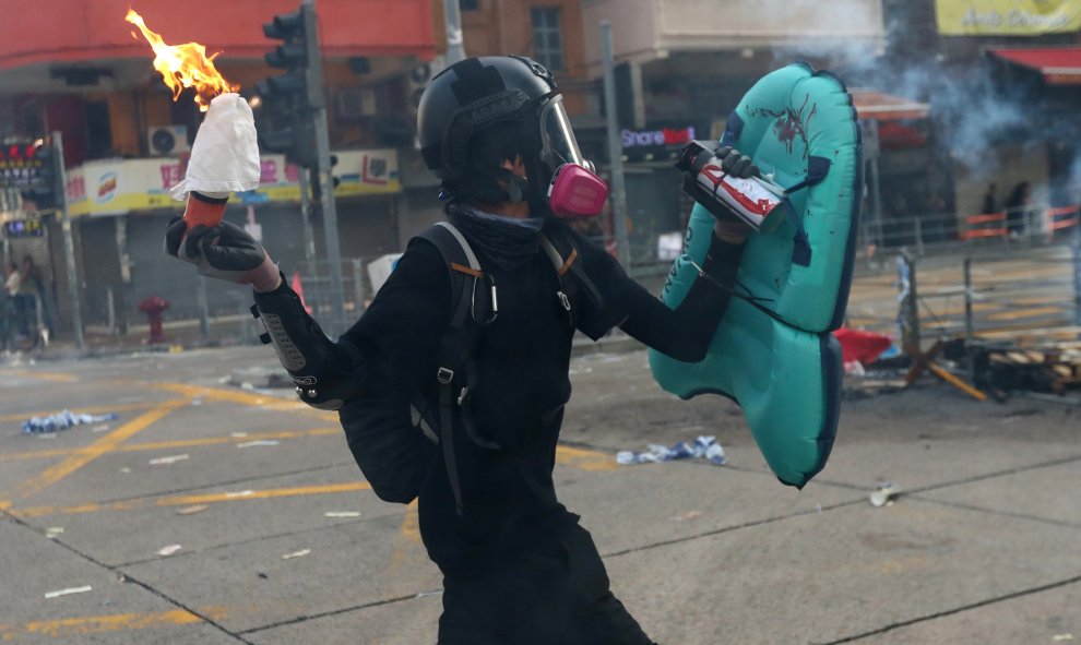 Un manifestante antigubernamental arroja un cóctel molotov durante una protesta en el distrito de Sham Shui Po. REUTERS / Athit Perawongmetha