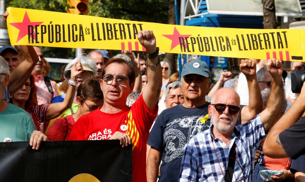 Manifestantes alzan el brazo durante las protestas del 1-O, en Girona. REUTERS/Enrique Calvo