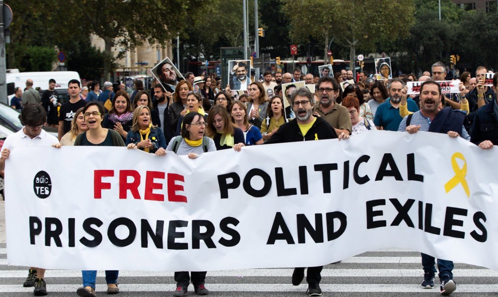 Decenas de personas protestan ante la estación de Sants por la sentencia del procés en la que se condena a los líderes independentistas a penas de entre 9 y 13 años por un delito de sedición. EFE/Enric Fontcuberta