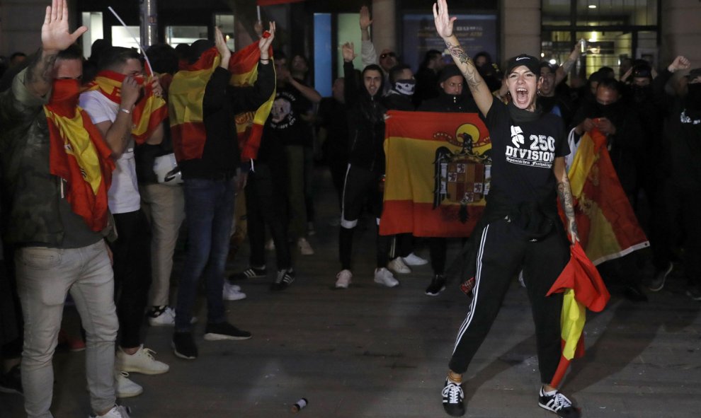 Unos 300 miembros de la ultraderecha se manifiestan para defender la unidad de España, este jueves en el barrio de Sarriá, Barcelona, custodiados por el cuerpo de los Mossos d,Esquadra. /EFE