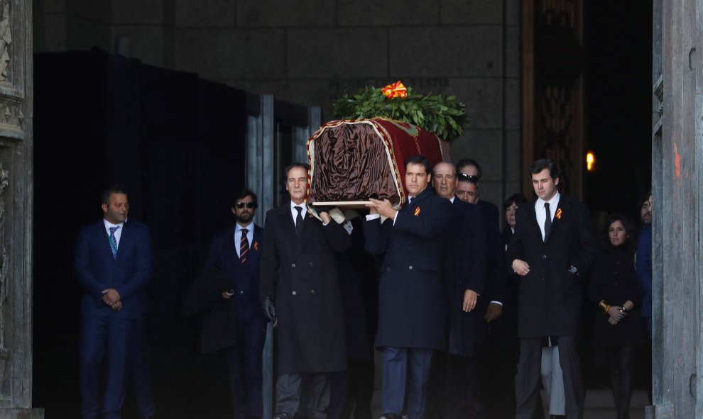 24/10/2019.- Los familiares de Franco portan el féretro con los restos mortales del dictador tras su exhumación en la basílica del Valle de los Caídos antes de su trasladado al cementerio de El Pardo-Mingorrubio para su reinhumación. EFE/Juan Carlos Hidal