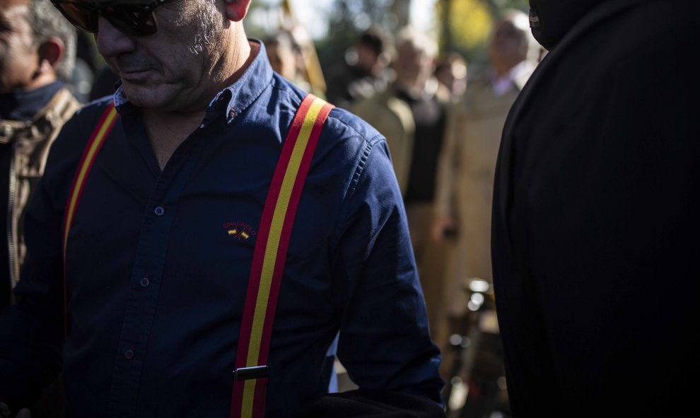 Un hombre porta unos tirantes de la bandera de España cerca del cementerio Mingorrubio-El Pardo. / Jairo Vargas