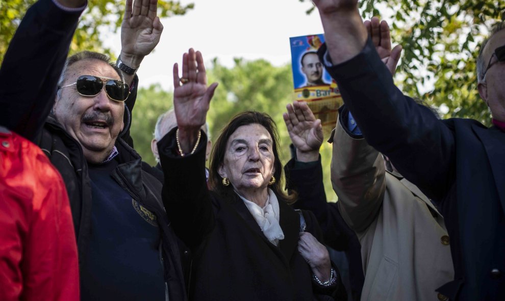 Un grupo de personas se concentran cerca de El Pardo-Mingorrubio a donde este jueves serán trasladados desde el Valle de los Caídos los restos del dictador Francisco Franco para su reinhumación. /Jairo Vargas