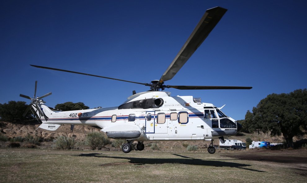 El helicóptero que traslada los restos de Franco aterriza cerca del cementerio de Mingorrubio. / EFE