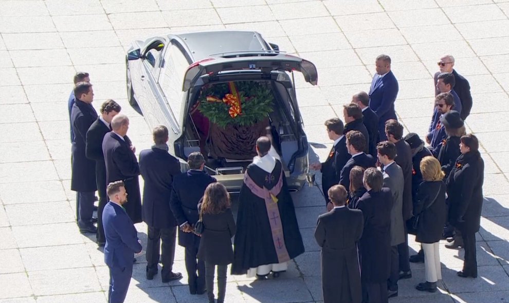 El ataúd con los restos del difunto dictador Francisco Franco en un coche fúnebre en el Valle de los Caidos en San Lorenzo de El Escorial. REUTERS TV