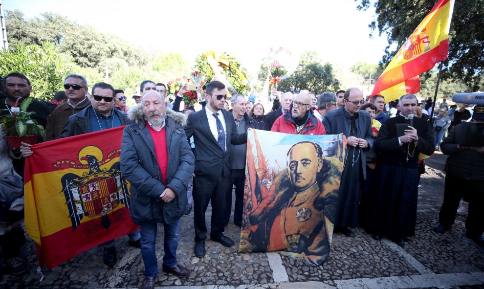 24/10/2019.- Varias personas se concentran a la salida de los familiares del cementerio de Mingorrubio tras enterrar al dictador Francisco Franco en un panteón junto a su esposa, Carmen Polo. EFE/Javier Lizón