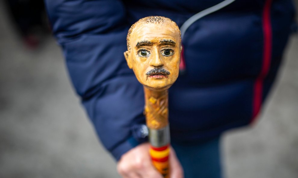 Un hombre porta un bastón con la cara del dictador Francisco Franco durante la manifestación franquista. / JAIRO VARGAS