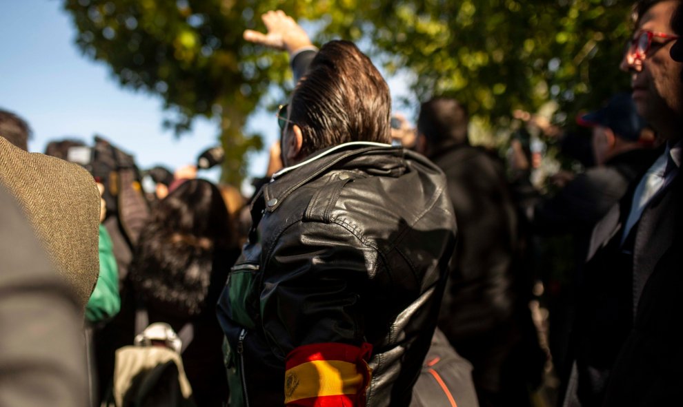 Un hombre realiza el saludo franquista durante la exhumación del dictador Francisco Franco. / JAIRO VARGAS