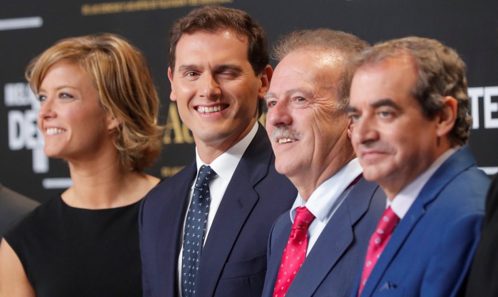 El líder de Ciudadanos, Albert Rivera (c), a su llegada al único debate electoral  en el Pabellón de Cristal de la Casa de Campo de Madrid, y que será moderado por los periodistas Ana Blanco y Vicente Vallés. REUTERS/Susana Vera