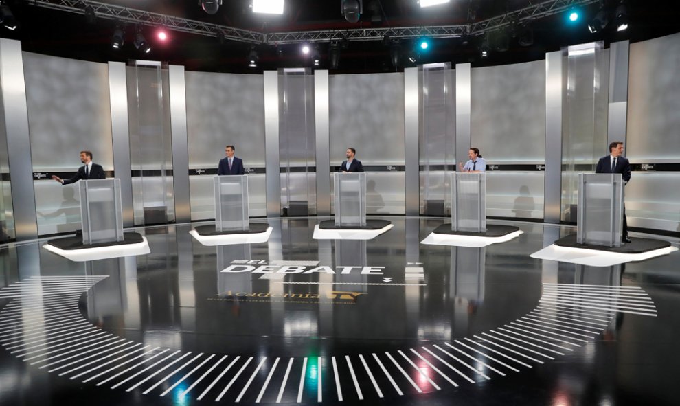 Pablo Casado, Pedro Sánchez, Santiago Abascal, Pablo Iglesias, y Albert Rivera, en sus atriles para el debate electoral del 10-N en el Pabellón de Cristal de la Casa de Campo de Madrid. REUTERS/Susana Vera