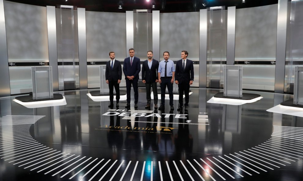 Los candidatos a la presidencia del Gobierno, (i-d) Pablo Casado, Pedro Sánchez, Santiago Abascal, Pablo Iglesias y Albert Rivera, momentos antes de comenzar el debate para las elecciones del 10-N. REUTERS/Susana Vera