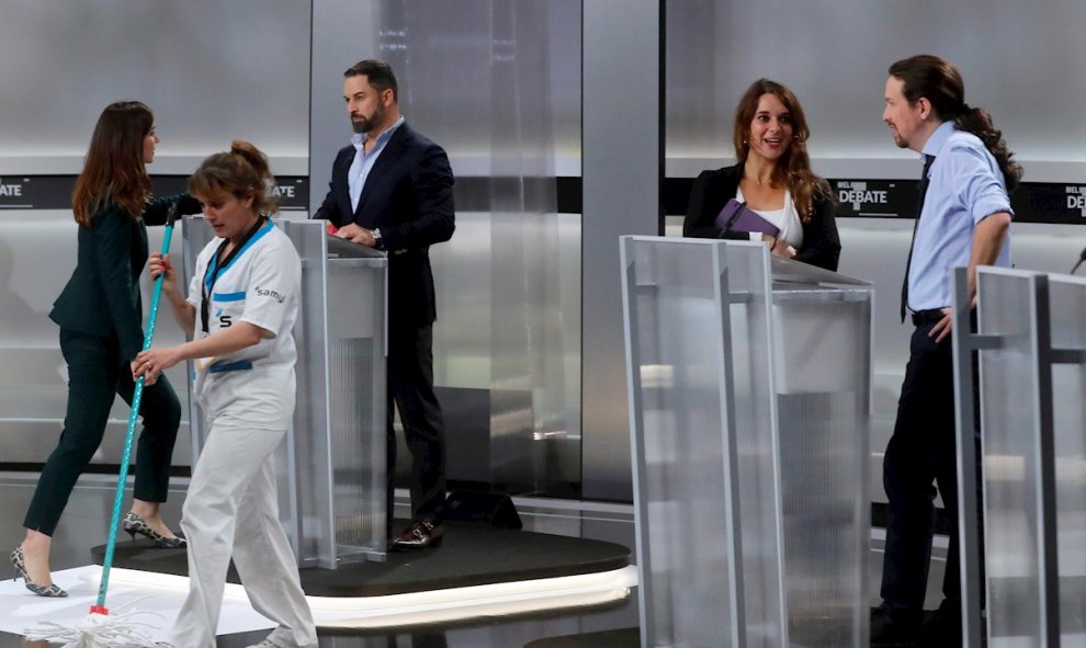 El candidato de VOX, Santiago Abascal (c), y de Unidas Podemos, Pablo Iglesias (d), momentos antes del inicio del único debate de los candidatos para las elecciones del 10-N. EFE/Juan Carlos Hidalgo