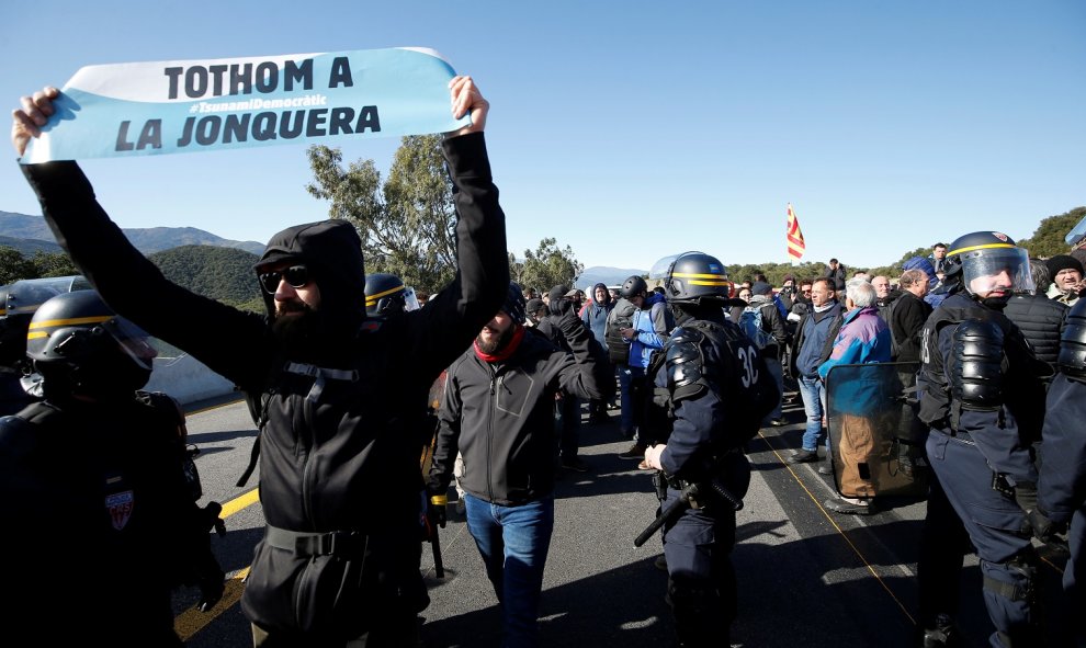 11/11/2019 - Manifestantes cortan la AP-7 bloqueando la frontera con Francia. / REUTERS -RAFAEL MARCHANTE