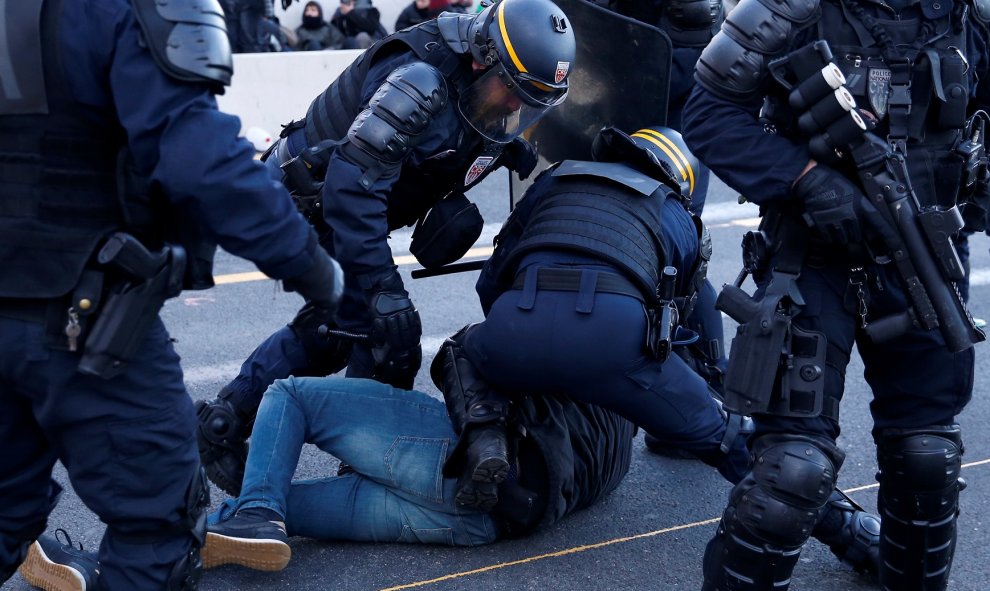 12.11.2019 - Agentes de la policía francesa chocan con un miembro del grupo de protesta catalán Tsunami Democrático en la autopista AP-7 en el lado francés de la frontera franco-española. REUTERS / Rafael Marchante