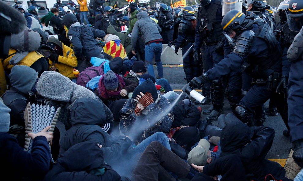 Gendarmes franceses actúan contra los manifestantes de Tsunami Democratic que estaban cortando desde ayer la AP-7 a la altura de La Jonquera. /REUTERS