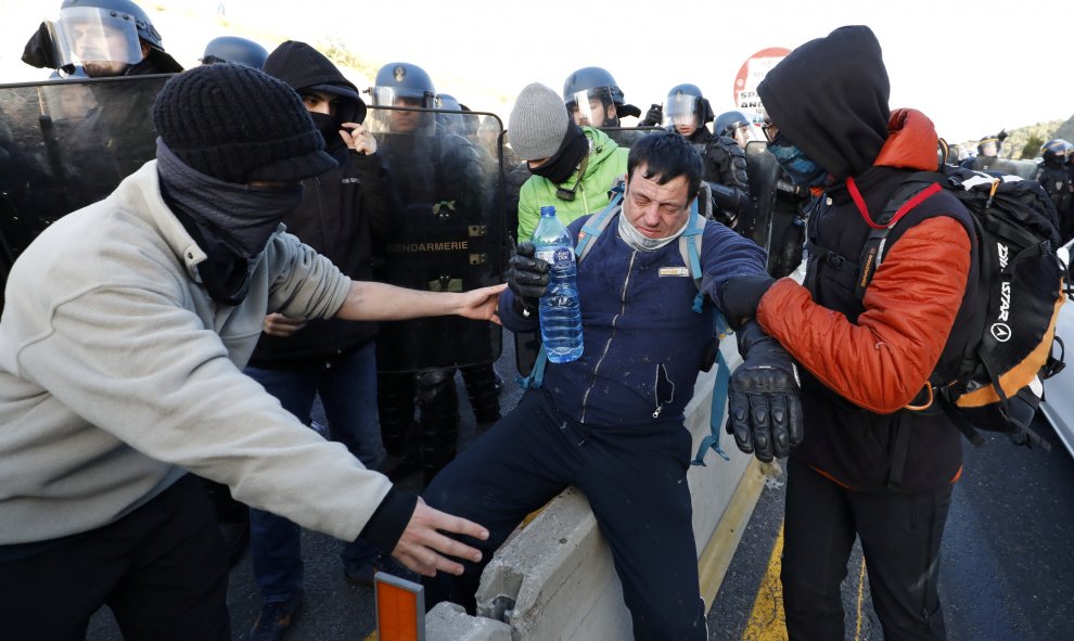 12.11.19. Un hombre en medio de  la autopista AP-7. - REUTERS/Rafael Marchante